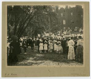 Group gathered outside the Nunnery grounds, Braddan