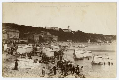 Central Promenade and bathing machines, Douglas