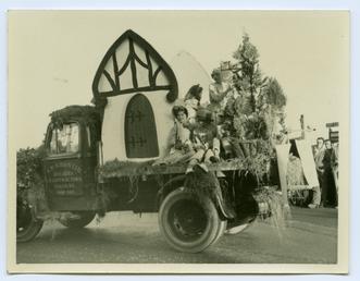Douglas Carnival and a 'small house' float