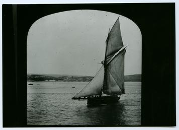 Sailing boat in Douglas Bay