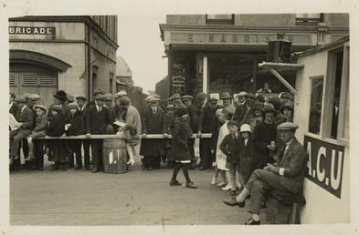 Spectators at Parliament Square, Ramsey, 1929 (?) TT…