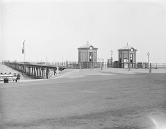 Gates and entrance kiosks to Queen's Pier, Ramsey…