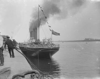 Paddle steamer Queen Victoria with numerous passengers on…