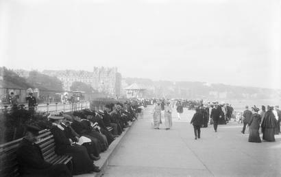 View along a crowded Harris Promenade, Douglas
