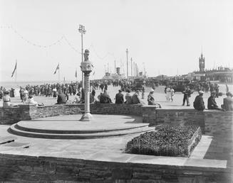 Crowds on Victoria Pier, Douglas with sundial and…