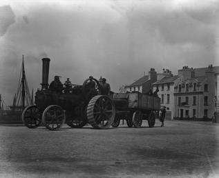 Robert Bruce's traction engine towing Bonner Road rail…