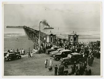 Passengers disembarking at Queen's Pier, Ramsey
